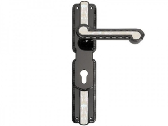 Черные дверные ручки на планке