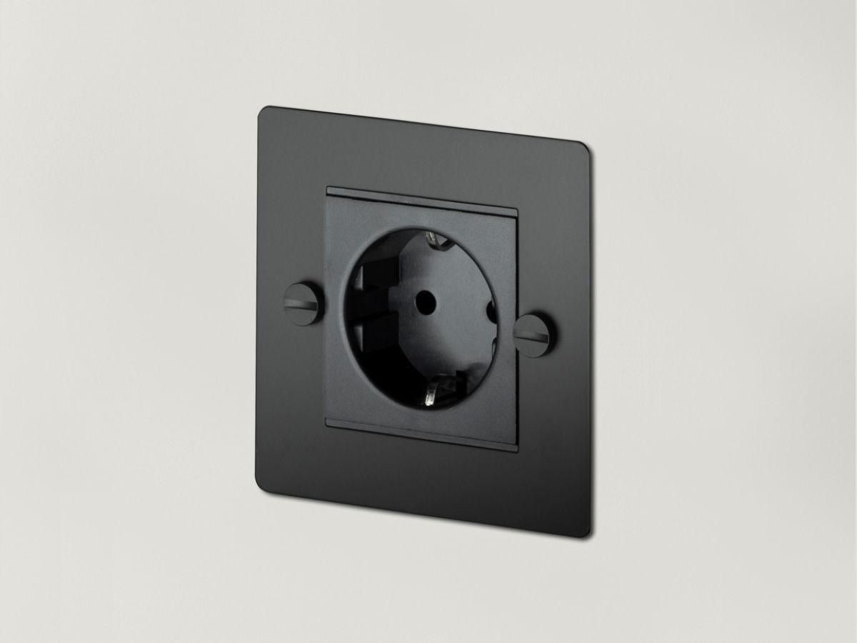 Розетка Buster & Punch одинарная 1G_Euro UK-MG-CO-1G-BL-A чернёная латунь