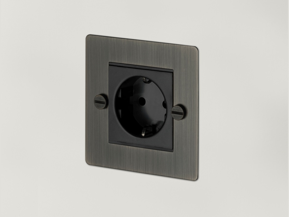 Розетка Buster & Punch одинарная 1G_Euro UK-MG-CO-1G-SM-A матовая бронза