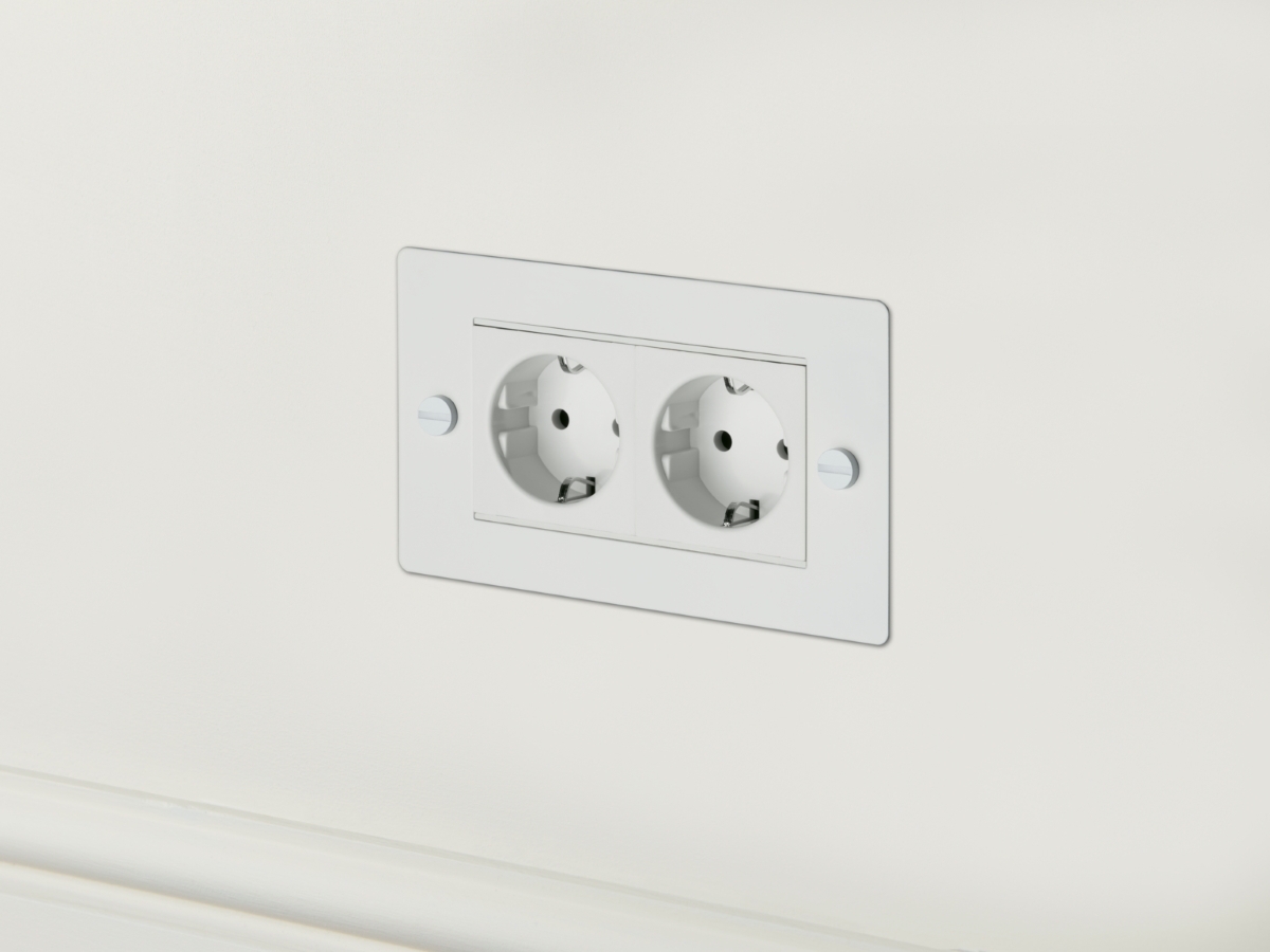 Розетка Buster & Punch двойная 2G_Euro UK-MG-CO-2G-WH-A белый