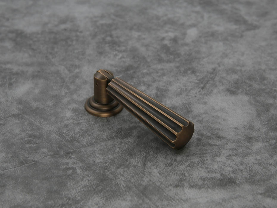 Мебельная ручка капля Oliver Knights CH Ren 50мм античная латунь