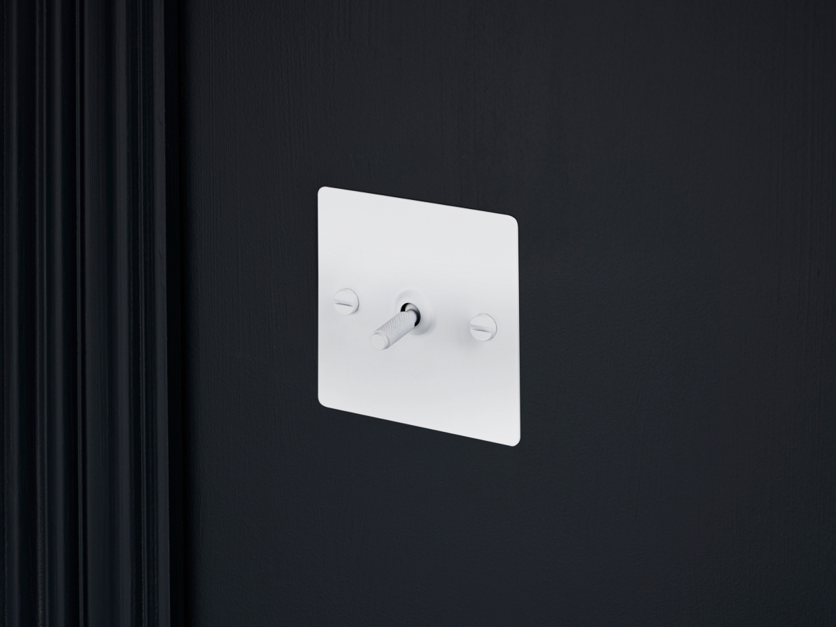 Выключатель тумблерный Buster & Punch одинарный UK-TO-CO-1G-WH белый