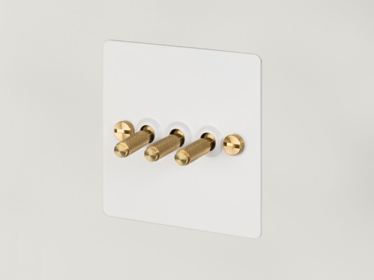 Выключатель тумблерный Buster & Punch тройной UK-TO-CO-3G-WH-BR белый