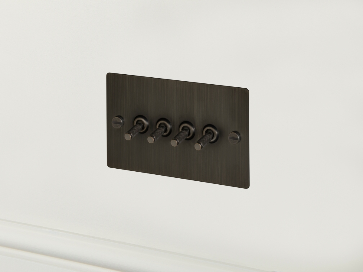 Выключатель тумблерный Buster & Punch четырехклавишный UK-TO-CO-4G-SM-ST матовая бронза