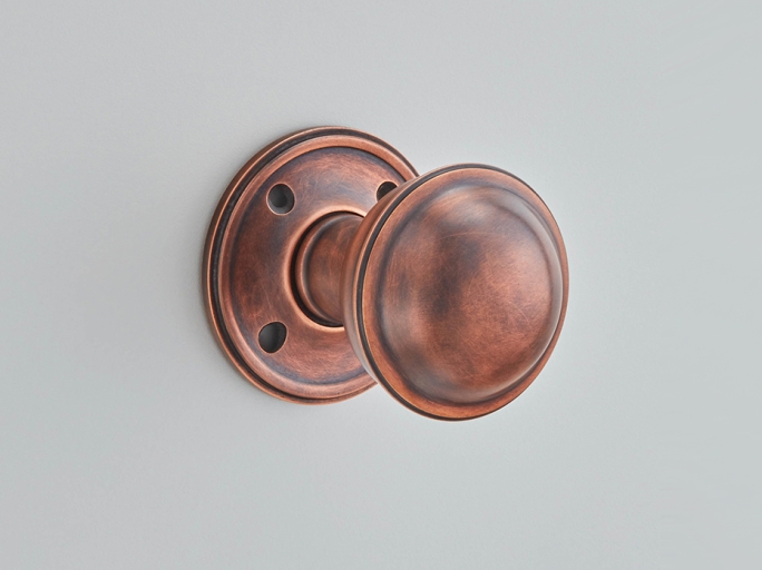 Дверная ручка-кноб на розетке Croft Plain Round 4195 античная медь