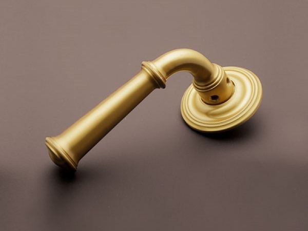 Дверная ручка на розетке Hamilton HL053R матовая латунь