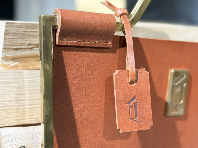 Дровница с кожаной вставкой FG-12056 полированная латунь состаренная