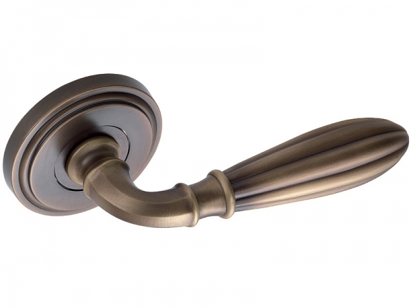 Дверная ручка на розетке Enrico Cassina INDIRA 480692 матовая бронза