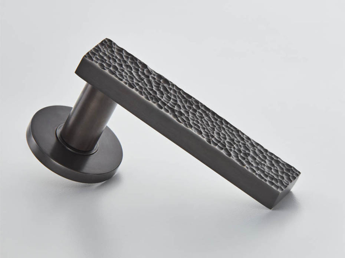 Дверная ручка на розетке Croft L300 Lunar Lever Handle черная бронза