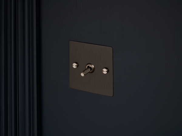 Выключатель тумблерный Buster & Punch одинарный UK-TO-CO-1G-SM-ST матовая бронза