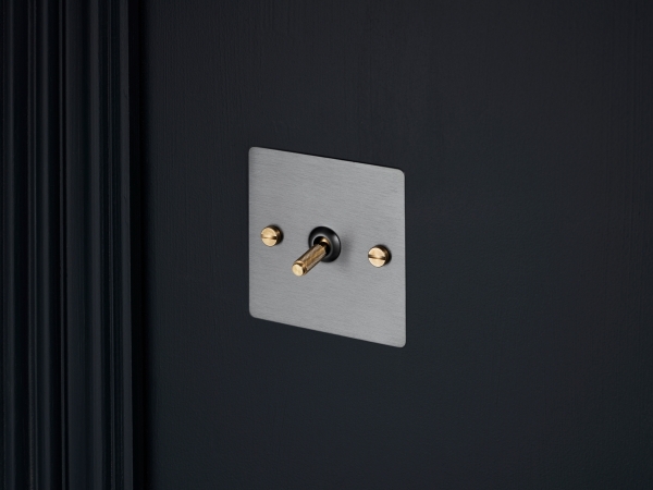 Выключатель тумблерный Buster & Punch одинарный UK-TO-CO-1G-ST-BR матовый хром