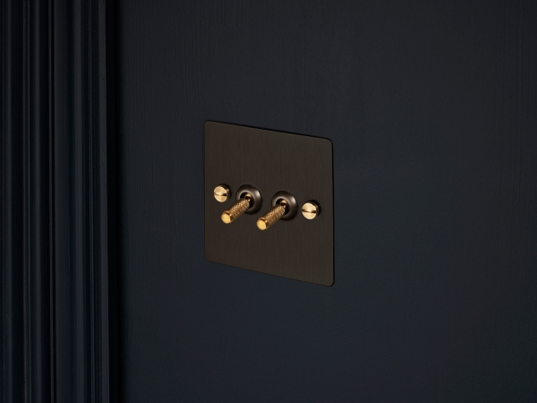 Выключатель тумблерный Buster & Punch двойной UK-TO-CO-2G-SM-BR матовая бронза