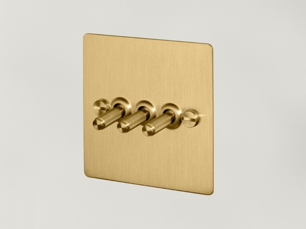 Выключатель тумблерный Buster & Punch тройной UK-TO-CO-3G-BR матовая латунь