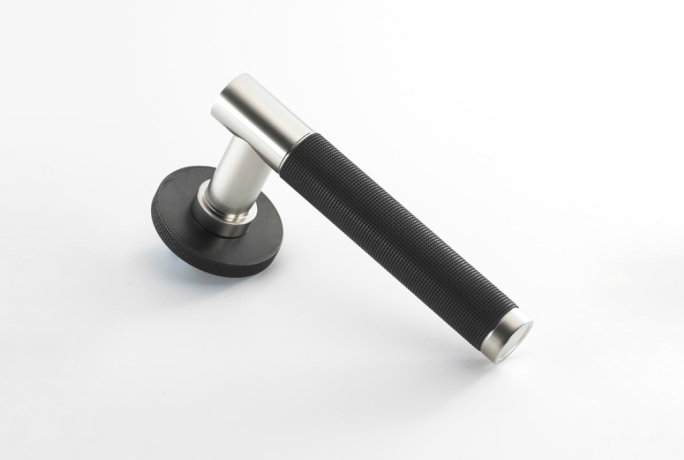 Дверная ручка на розетке Frank Allart 7752x006 чернёная латунь