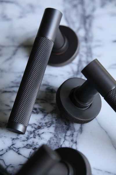 Современные ручки для дверей чёрная бронза